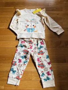 ウサギと蝶のプリントパジャマ 100cm 値下げ中！