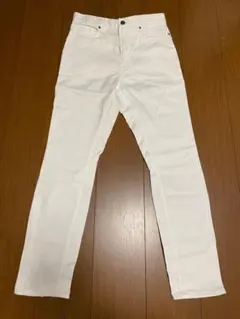 ホワイト スリムフィット デニムパンツ