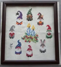 ハンドメイド クロスステッチ刺繍完成品 『８人のサンタさん』