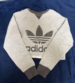 adidas グレー クロップドスウェット