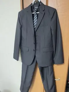 黒ストライプ スーツ ネクタイ付き