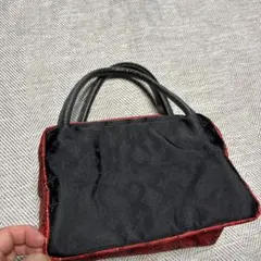 黒赤ジッパー付きハンドバッグ