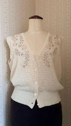 花柄刺繍 ニットベスト アイボリー