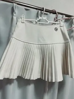 アイボリー プリーツミニスカート ロゴ付き