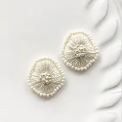 No.40 ハンドメイド　刺繍　ビーズ　ピアス　イヤリング　花　白　ホワイト