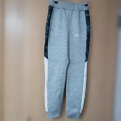 【こども服・未使用】OUTDOORグレー スウェットパンツ迷彩サイド140サイズ