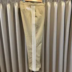 ベージュ チノパン