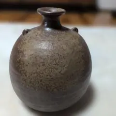 茶色の陶器製花瓶