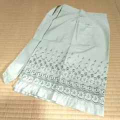 薄い緑色の刺繍入りエプロン
