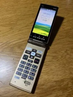 ゴールド 折りたたみ式携帯電話 本体 折りたたみ式ゴールド携帯電話本体 - メルカリ