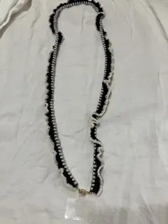 フリル付き黒白パールストラップ ハンドメイド品