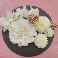 白ダリアに白のピンポンマムと紫陽花とゴールドピックの髪飾り