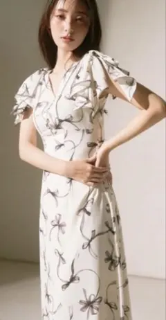 SNIDEL sustainableリボンプリントワンピース アイボリー - メルカリ