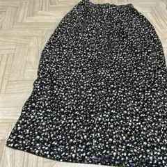 新品　黒地小花柄ロングスカート