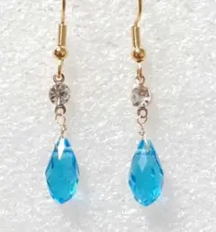 アクアマリンのカットガラスのシンプルピアス　春ピアス