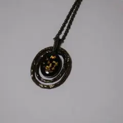 ペンダントトップもチェーンも黒いネックレス