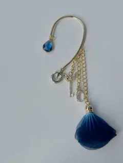 青い花びらモチーフ イヤーカフ