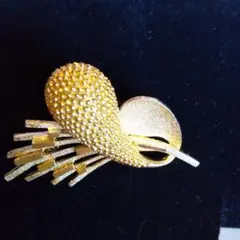 金色ブローチ