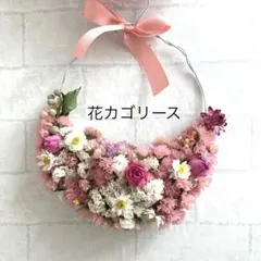 ピンク色の花カゴ風リース