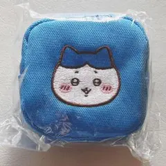 ちいかわ カラビナつき刺繍スクエアミニポーチ　ハチワレ