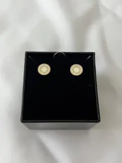 ザ メダリオン スタッズ