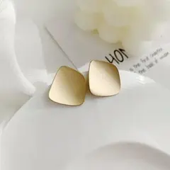 ゴールド マット仕上げ 不規則四角形ピアス