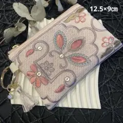 [가격 인하] 카라비너가 달린 인도 자수 리본 스톰 패턴 파우치, 수제 액세서리 케이스