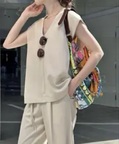 COLLAGE ベージュ Vネック ノースリーブ トップス　新品のサムネイル
