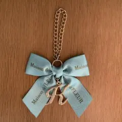 Maison de FLEUR イニシャル チャーム サックス