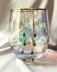 【未使用品】エメラルドグリーン ロングドロップピアス