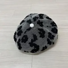 黒と白の花柄ベレー帽