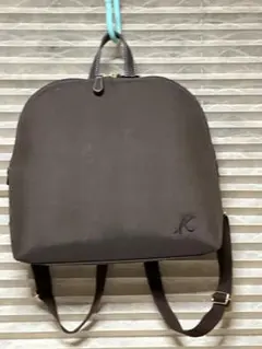 ブラウンバックパック Kの刺繍付き