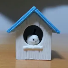 シマエナガと巣箱シリーズ[シマエナガと水色の屋根付き巣箱]カプセルトイフィギュア