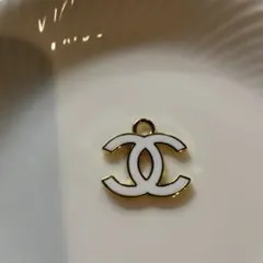 CHANEL ダブルCロゴチャーム ホワイト/ゴールド