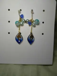 小さい金色イルカの海っぽいピアス