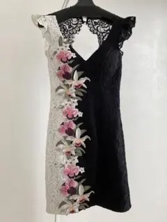 【美品】レース花柄刺繍Vネックドレス Sサイズ
