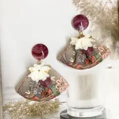 パープル系マーブルカボションとインド刺繍リボンのフラワータッセル付ピアス