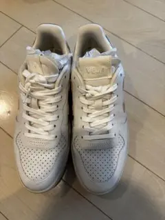 VEJA ホワイト ×ゴールド文字 スニーカー