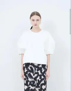 liten Sculpture form pullover