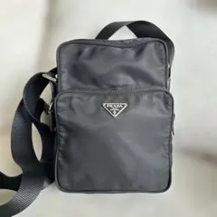 Prada アマゾン型　ナイロン　ブラック　ミニ　ショルダーバッグのサムネイル