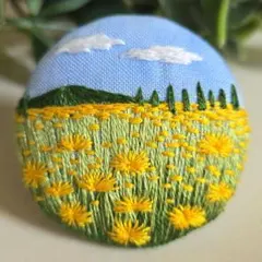 #071　風景　刺繍ブローチ　ハンドメイド　くるみボタン