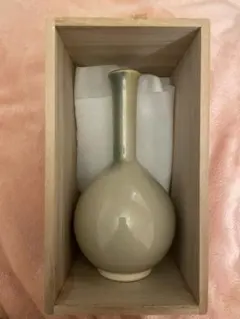 ベージュの陶器製一輪挿し