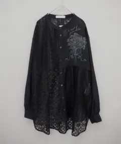 新品タグ付 イズスカラー　552272：異素材シアー切替 花束刺繍シャツのサムネイル