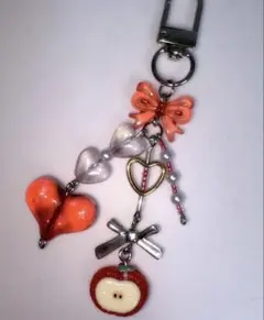 りんごとハートの赤色チャーム