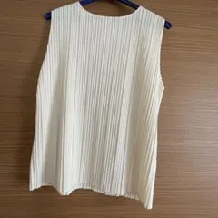 【UNIQLO】プリーツノースリーブT（467047） オフホワイト　Mサイズ