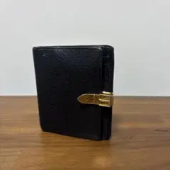 【美品】GUCCI レザー 二つ折り財布 型押し ロゴ プレート ブラック 黒