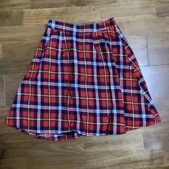 赤と青と白と黄色のチェック柄フレアスカート