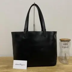 《極美品》Ferragamo（フェラガモ）レザー ハンドバッグ ブラック 黒のサムネイル
