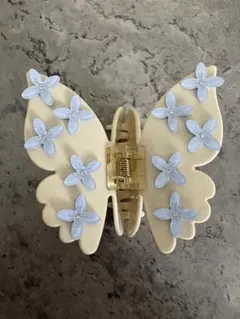 《ヘアクリップ》蝶型ヘアクリップ/青い花付き/即日発送可能