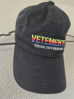 VETEMENTS キャップ THINK DIFFERENTLYのサムネイル